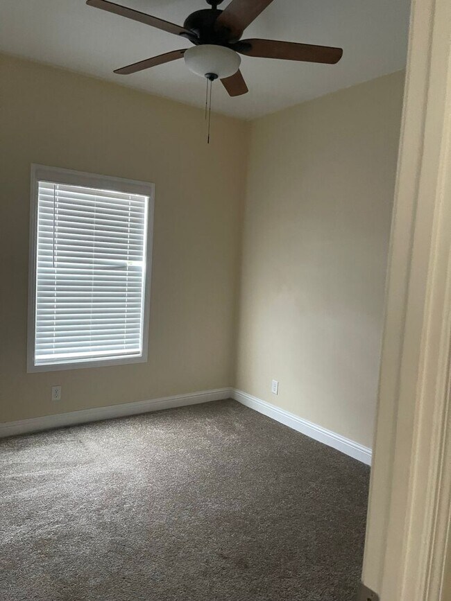 Building Photo - Newer Manufactured home, 3 bed 2 bath, Lower Magalia