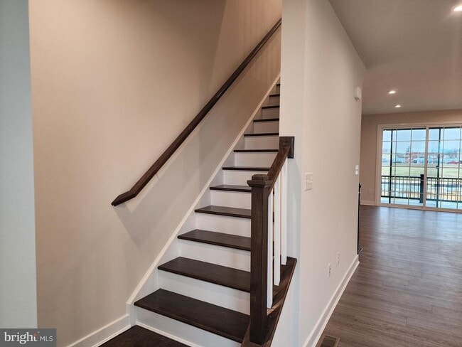 Building Photo - 321 E Cochran St