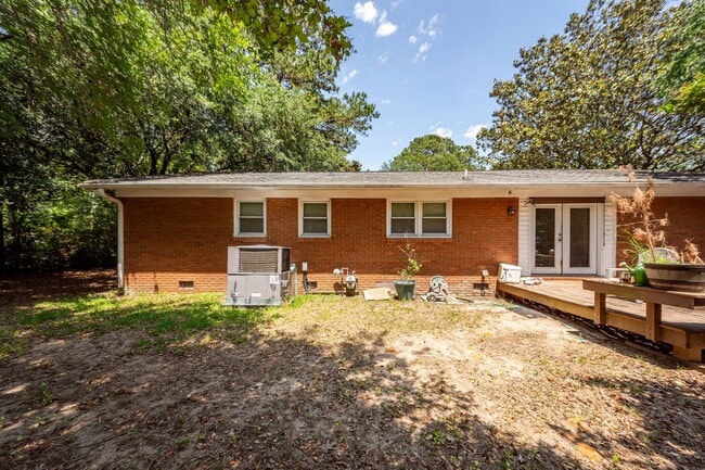 Building Photo - 3 Bedroom 2 Bath Home in West Ashley Plant...