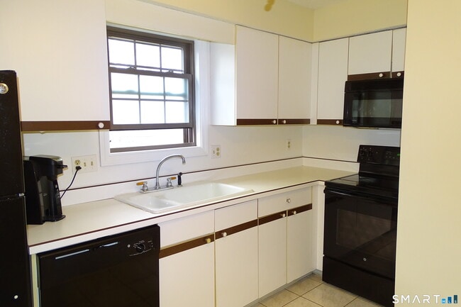 Building Photo - 124 Village Ln