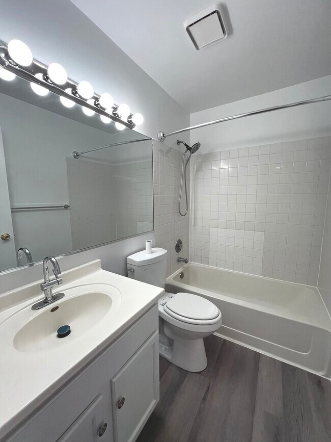 Building Photo - 404 Lauren Ln