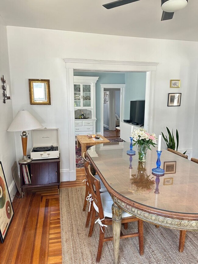 Building Photo - The Perfect 2bed/1bath with Porch, Private...