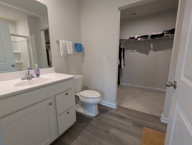 Building Photo - 916 Throckmorton Ct