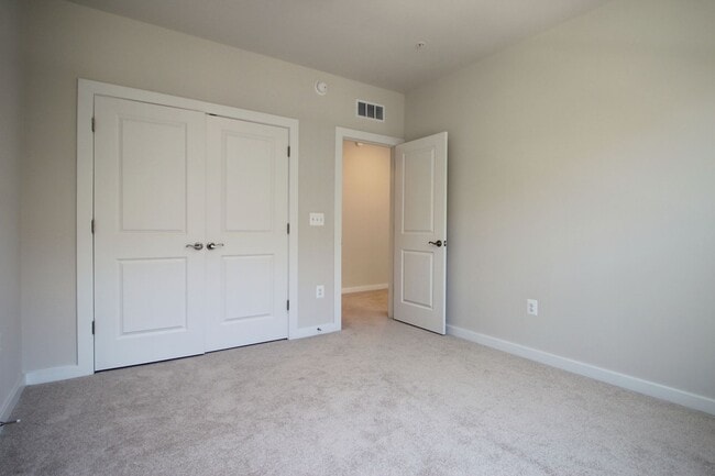 Building Photo - Well-located 2-bedroom
