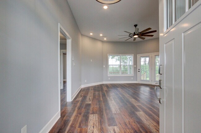 Building Photo - 133 Riverbend Dr