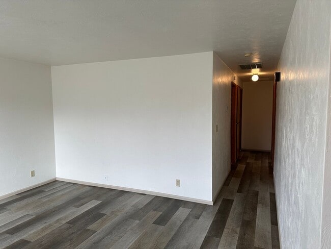 Building Photo - 3 bedroom 1 bathroom house in Springfield!