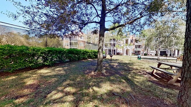 Building Photo - Stunning condo in a gated community!!