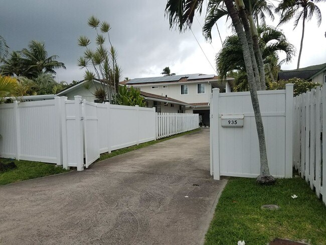 Building Photo - Pet Friendly, Ground Level, W/D, Great Location, Private fenced yard!