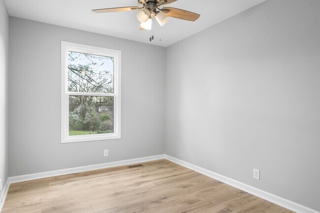 Building Photo - Newly Renovated 3 Bedroom Pet Friendly Hom...