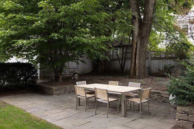 Building Photo - 17 Willow St