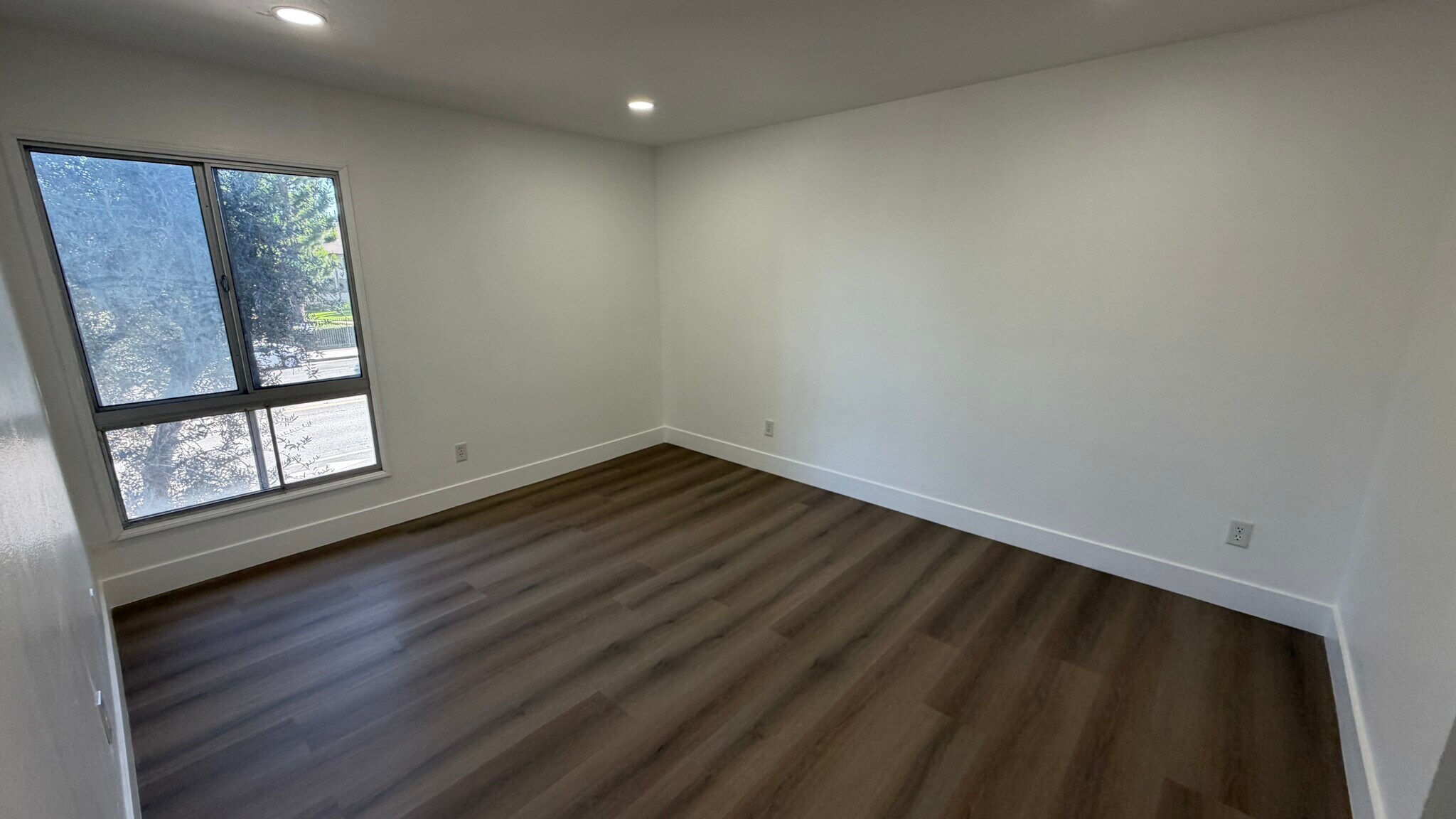 Building Photo - 10331 Lindley Ave