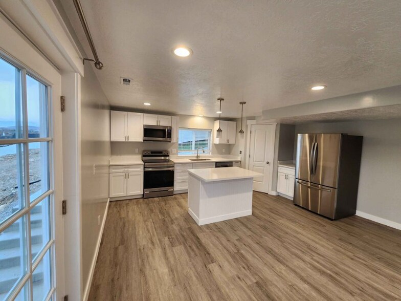 Building Photo - 439 N Hl Vw Dr