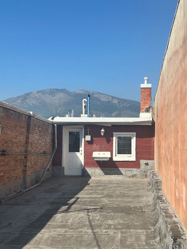 Building Photo - Large 1 bed 1 bath in downtown Hamilton