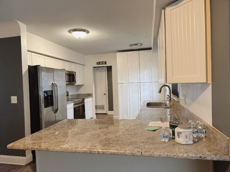 Building Photo - 671 Crest Ln E