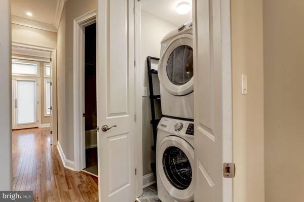 In-unit washer and dryer. - 454 Park Rd NW