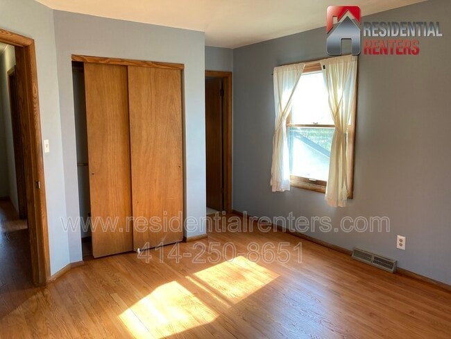 Building Photo - 257 S Regis Rd