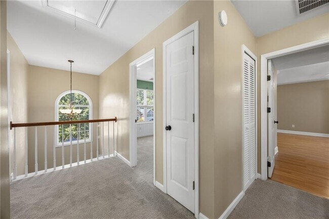 Building Photo - 1650 Huntcrest Way SW