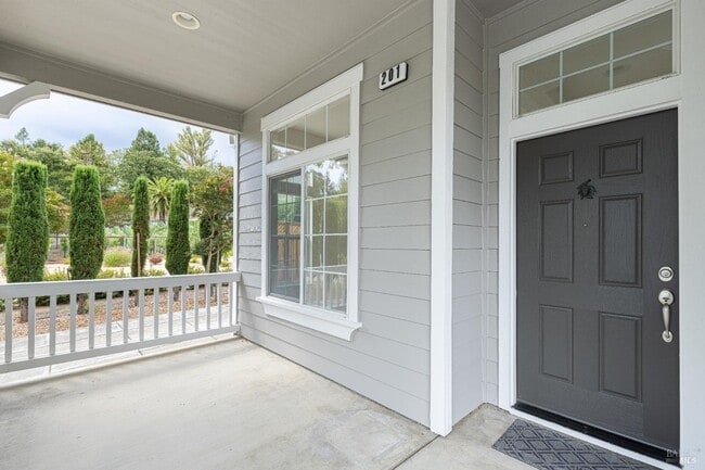 Building Photo - 201 Spur Ridge Ln