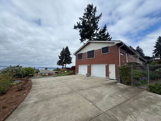 Building Photo - Stunning Three Bedroom With Amazing Views!
