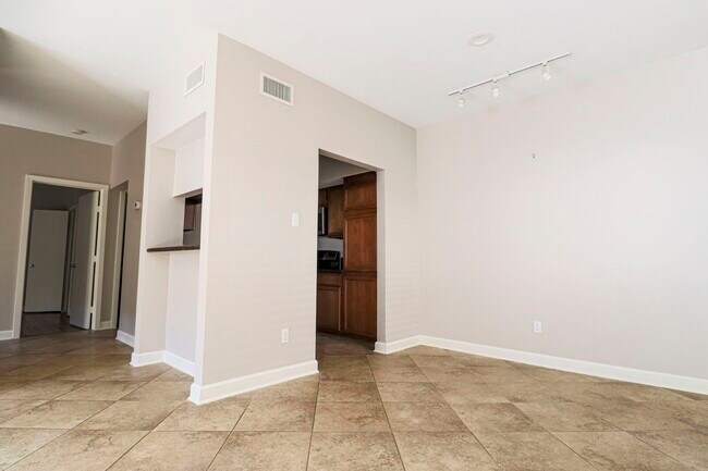 Building Photo - 2025 Augusta Dr