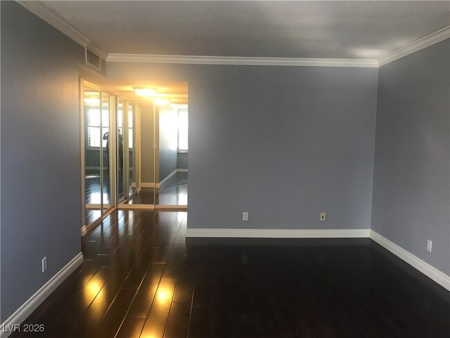 Building Photo - 205 E Harmon Ave