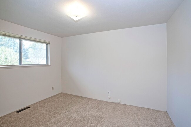 Building Photo - Spacious 4-Bedroom Home with Large Yard, Covered Patio & Garage in Lakewood