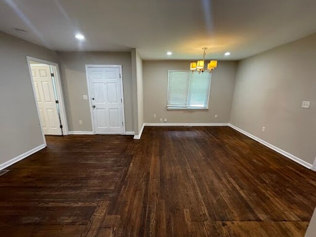 Building Photo - 3 bed 1 bath in Atlanta!