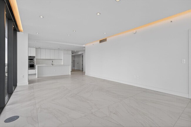 Building Photo - 700 NE 24th St