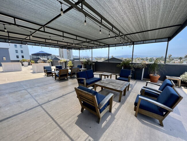 Rooftop Deck - 838 Pine Ave