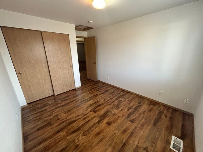Building Photo - Beautiful 4 bd 3 bath w/ 2-car Garage Home...