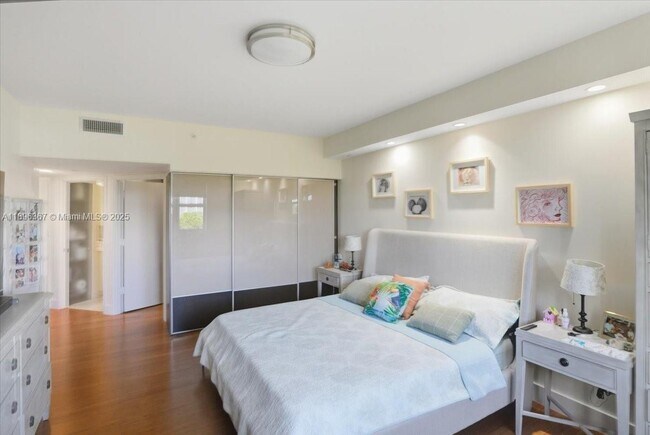 Building Photo - 20000 E Country Club Dr