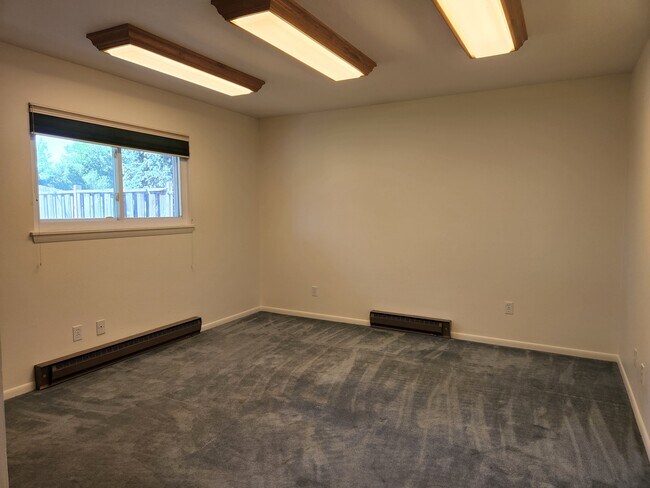 Building Photo - 2410 W 20th Street Rd