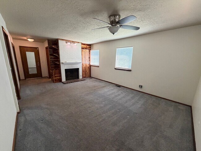 Building Photo - 2517 Chateau Dr