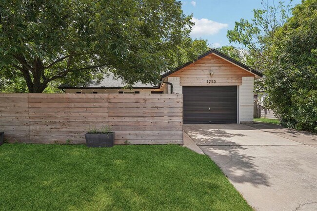 Building Photo - 1213 S Trace Dr