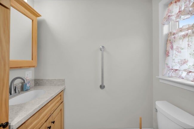 Building Photo - Fully Furnished Bright & Comfortable 1-Bedroom Cottage Available for Rent