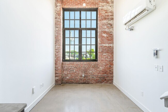 Building Photo - 3003 W Glenwood Ave