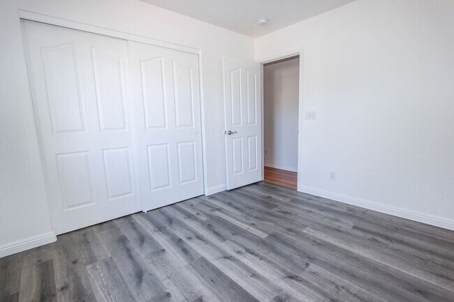 Building Photo - 4266 N Saratoga Dr
