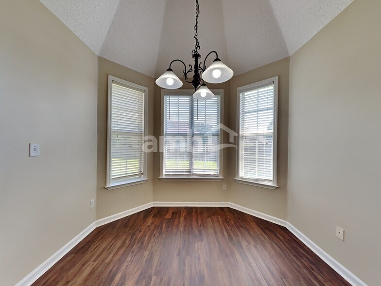 Building Photo - 1616 Sawmill Creek Ln
