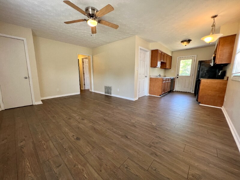 Building Photo - 912 Sharon Dr