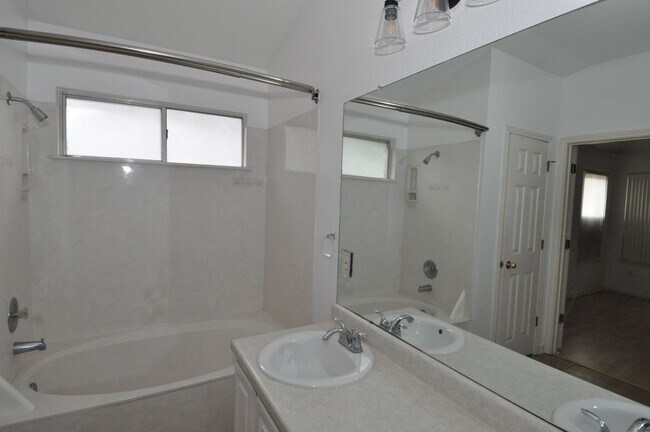 Building Photo - Great Location! All appliances included!