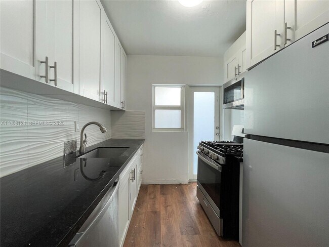 Building Photo - 955 Bay Dr