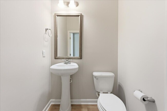 Building Photo - Spacious 5-Bedroom Home in the Live Oak Co...