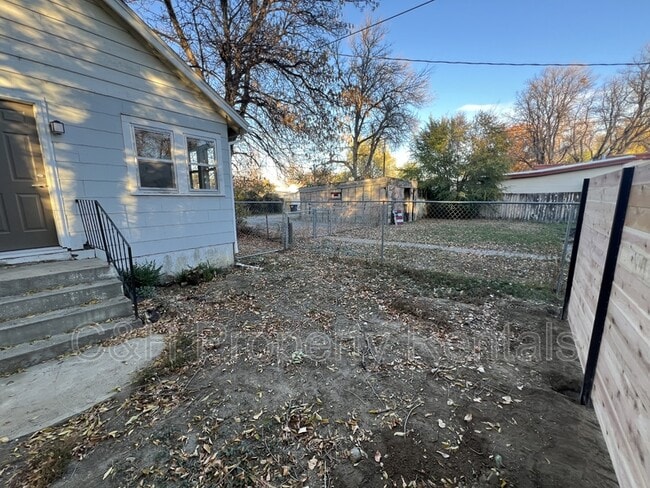 Building Photo - 631 Miles Ave