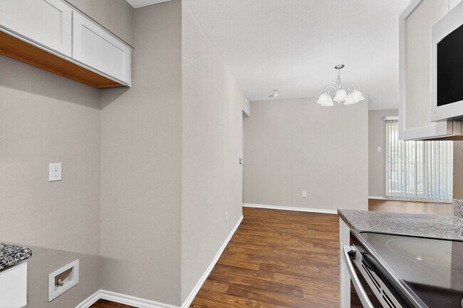 Building Photo - Stylish Upstairs Corner Unit Near Lake Ray Hubbard