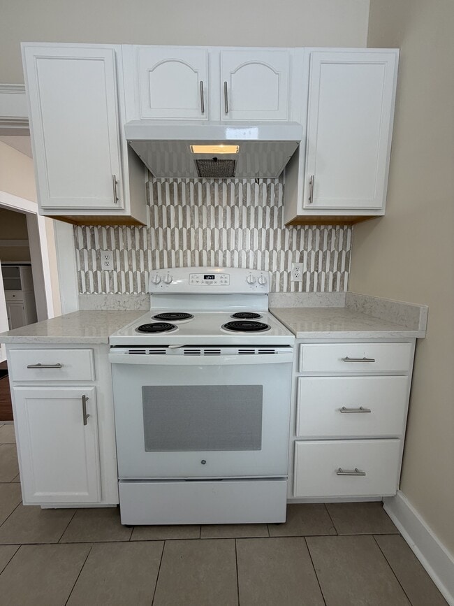 Building Photo - 2613 Iowa St