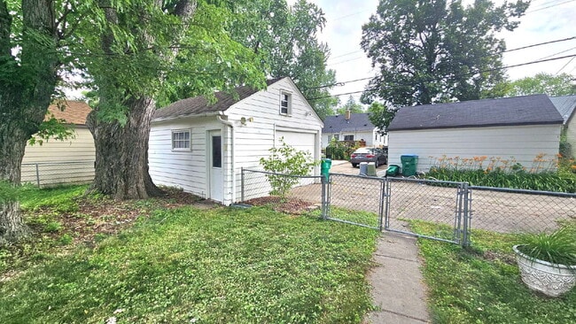 Building Photo - 3-Bedroom Oasis with 2 Full Baths in Saint Louis Park – 1,511 Sq. Ft. of Comfort 9/5.