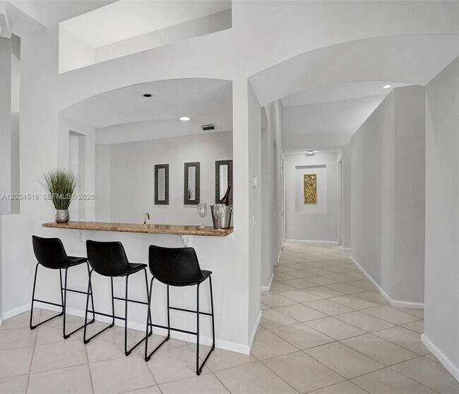 Building Photo - 2501 Poinciana Dr