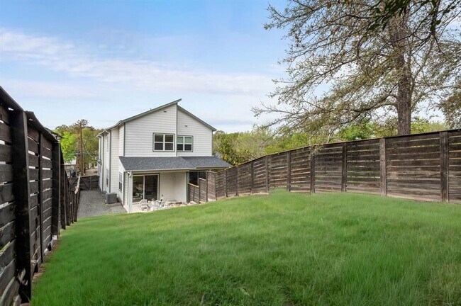 Building Photo - 1301 Cometa St