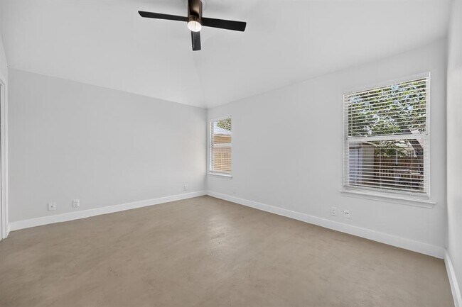 Building Photo - 14511 Oliphant St