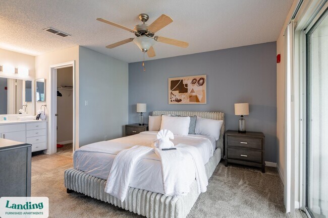 Building Photo - 1000 Palm Pl Dr NE